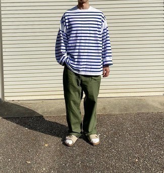 Какие брюки чинос носить с светло-коричневыми сандалиями