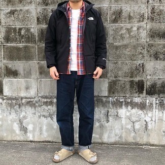 Какие джинсы носить с светло-коричневыми сандалиями мужчине