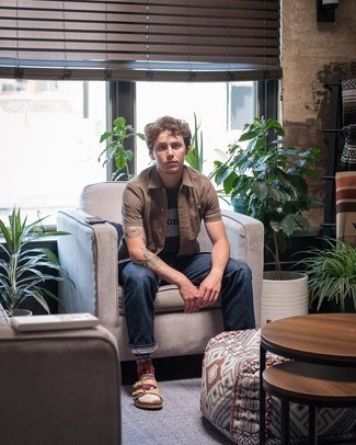 Какие джинсы носить с светло-коричневыми сандалиями мужчине