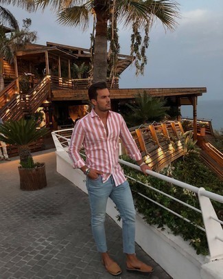 Какие джинсы носить с светло-коричневыми сандалиями мужчине