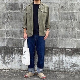 Какие рубашки с длинным рукавом носить с светло-коричневыми сандалиями мужчине