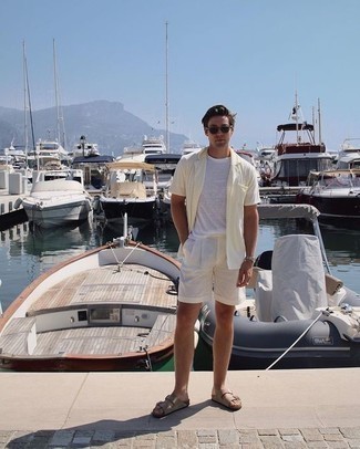 Какие шорты носить с светло-коричневыми сандалиями мужчине