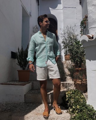 Какие шорты носить с светло-коричневыми сандалиями мужчине