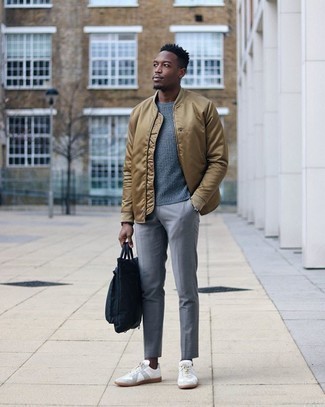 Как носить светло-коричневый сатиновый бомбер с серыми брюками чинос