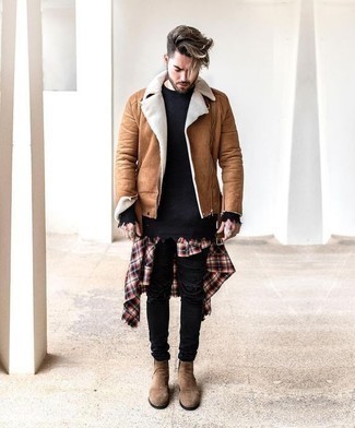 Как носить светло-коричневую короткую дубленку с черными рваными джинсами мужчине