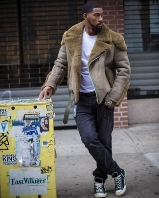 Какие низкие кеды носить с светло-коричневой короткой дубленкой мужчине