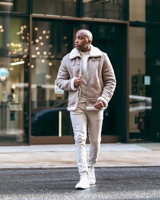 Как носить светло-коричневую короткую дубленку с белыми кожаными низкими кедами мужчине