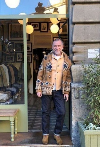 Какие кардиганы носить с светло-коричневой курткой-рубашкой мужчине