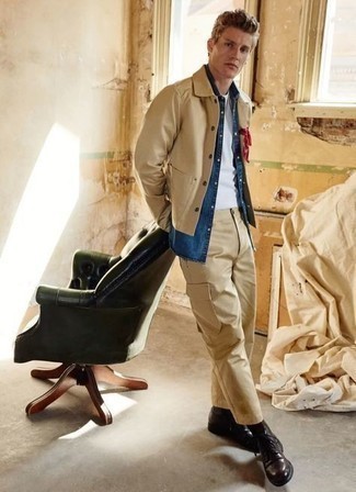 Какие брюки карго носить с светло-коричневой курткой-рубашкой