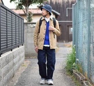 Как носить светло-коричневую куртку-рубашку с серыми кроссовками мужчине