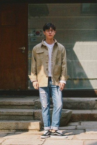 Как носить светло-коричневую куртку-рубашку с голубыми рваными джинсами мужчине