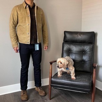 Как носить светло-коричневую куртку-рубашку с темно-синими джинсами мужчине