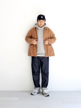 Как носить светло-коричневую куртку-рубашку с темно-синими джинсами мужчине