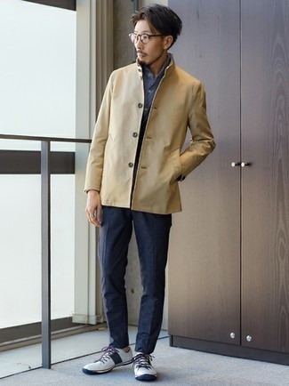 Какие костюмы носить с светло-коричневой курткой-рубашкой