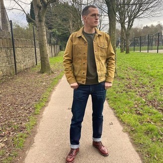 Какие свитшоты носить с светло-коричневой курткой-рубашкой мужчине
