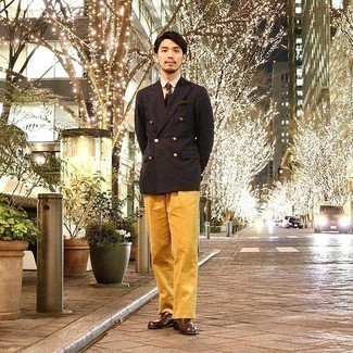 С чем носить светло-коричневую рубашку мужчине