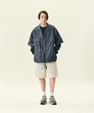 Какие кроссовки носить с светло-коричневыми шортами мужчине