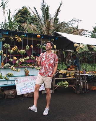 Какие кроссовки носить с светло-коричневыми шортами мужчине