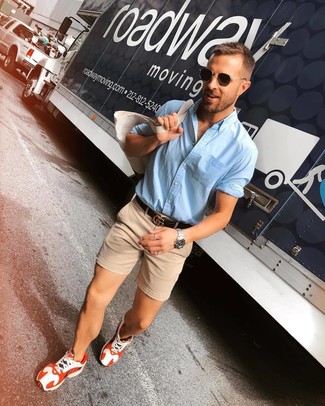 Какие кроссовки носить с светло-коричневыми шортами мужчине