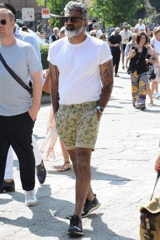 Какие кроссовки носить с светло-коричневыми шортами мужчине