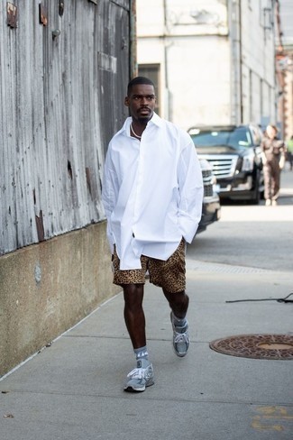 Какие кроссовки носить с светло-коричневыми шортами мужчине