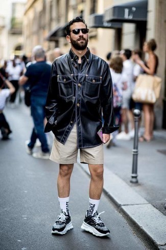 Какие кроссовки носить с светло-коричневыми шортами мужчине