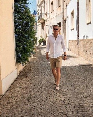 Какие кроссовки носить с светло-коричневыми шортами мужчине