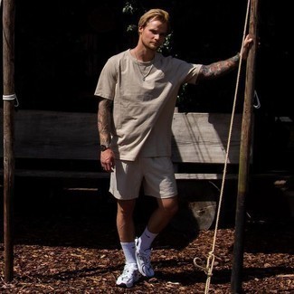 Какие кроссовки носить с светло-коричневыми шортами мужчине