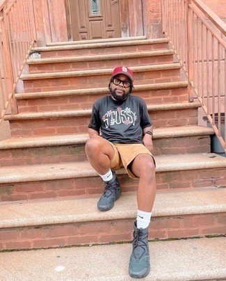 Какие кроссовки носить с светло-коричневыми шортами мужчине