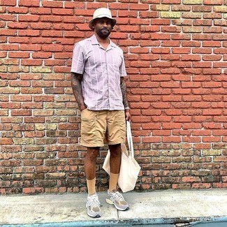 Какие кроссовки носить с светло-коричневыми шортами мужчине