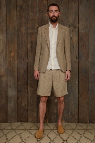 Как носить светло-коричневые шорты с бежевым пиджаком мужчине