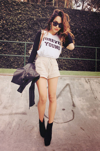 Какие косухи носить с светло-коричневыми шортами женщине