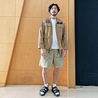 Как носить светло-коричневые шорты с черными сандалиями из плотной ткани мужчине