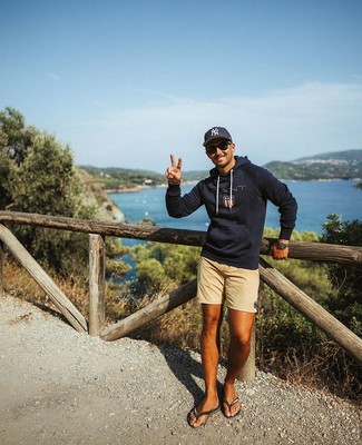 Как носить светло-коричневые шорты с черными сланцами мужчине