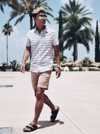 Как носить светло-коричневые шорты с черными кожаными сандалиями мужчине