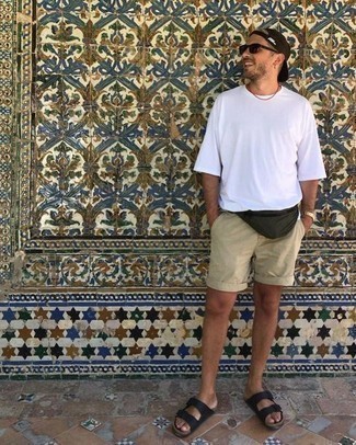 Как носить светло-коричневые шорты с черными кожаными сандалиями мужчине