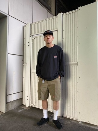 Как носить светло-коричневые шорты с черными замшевыми ботинками дезертами