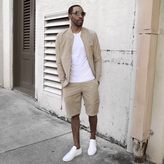 Какие бомберы носить с светло-коричневыми шортами мужчине