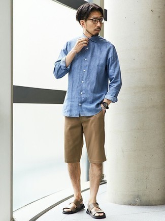 Как носить светло-коричневые шорты с коричневыми кожаными сандалиями мужчине