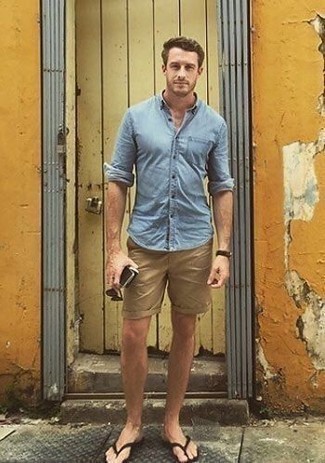 Какие джинсовые рубашки носить с светло-коричневыми шортами мужчине