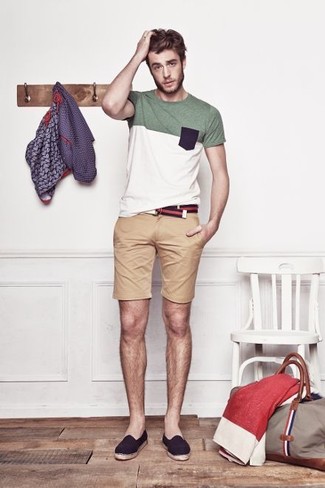 Какие эспадрильи носить с светло-коричневыми шортами мужчине
