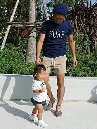 Какие эспадрильи носить с светло-коричневыми шортами мужчине