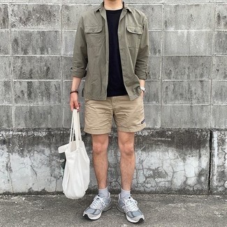 Как носить светло-коричневые шорты с серыми кроссовками мужчине