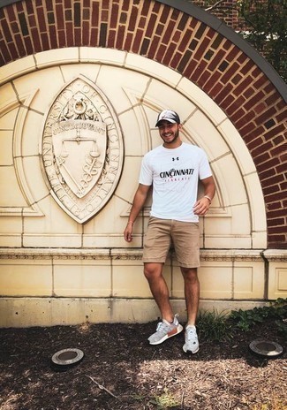 Как носить светло-коричневые шорты с серыми кроссовками мужчине