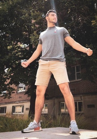 Как носить светло-коричневые шорты с серыми кроссовками мужчине