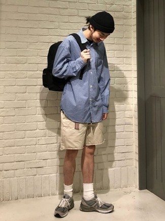 Как носить светло-коричневые шорты с серыми кроссовками мужчине