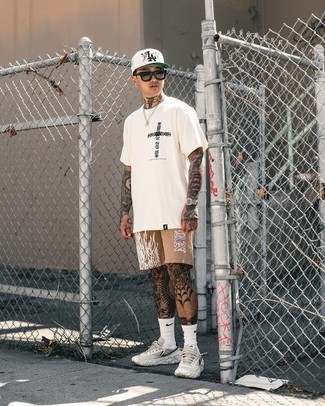 Как носить светло-коричневые шорты с серыми кроссовками мужчине