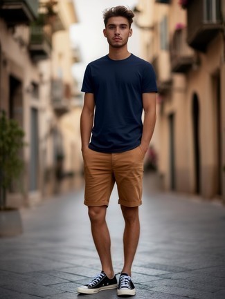 С чем носить светло-коричневые шорты мужчине