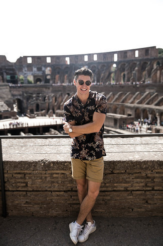 С чем носить светло-коричневые шорты мужчине