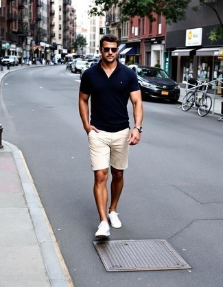 Какие низкие кеды носить с светло-коричневыми шортами мужчине